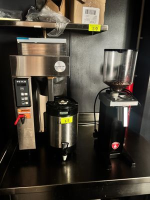 une cafetière et un moulin à café posés sur un plan de travail