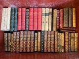 beaucoup de vieux livres dans une boîte posée sur la table