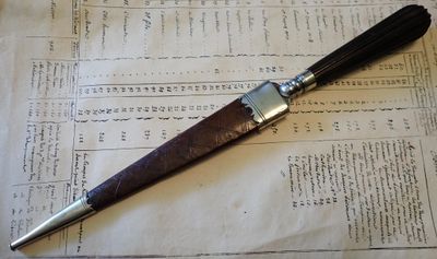 un couteau posé sur une feuille de papier
