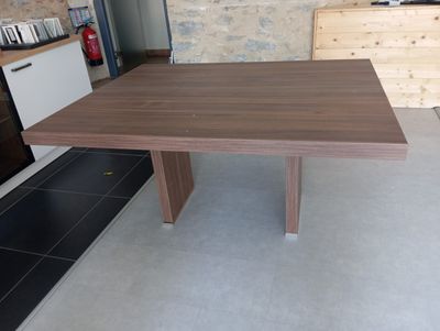 une table placée au milieu d'une cuisine