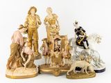 plusieurs figurines représentant des personnes et des animaux sur un fond blanc