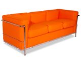 un canapé en cuir orange aux pieds chromés sur fond blanc