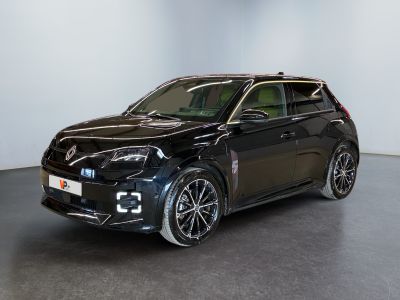 Une voiture noire est garée dans une pièce aux murs blancs