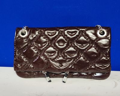 Portefeuille Louis Vuitton en cuir marron avec bandoulière à chaîne