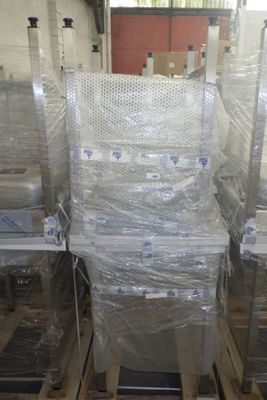 de nombreux cartons et palettes emballés dans du plastique