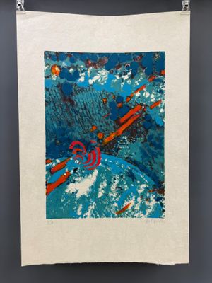 un torchon orné d'une peinture abstraite, accroché au mur