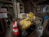 une pile de boîtes et d'autres objets dans une pièce