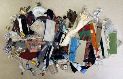 un tas d'objets divers posés sur une table