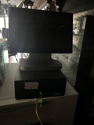 une télévision posée sur une table