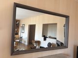 un grand miroir accroché au mur dans un salon