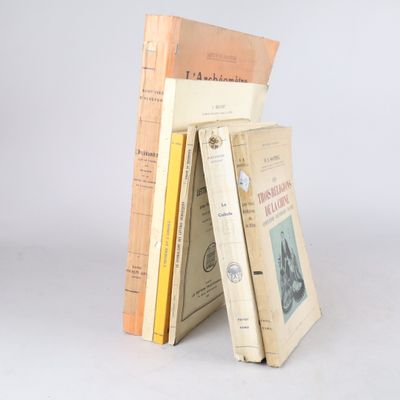 plusieurs livres empilés sur une surface blanche
