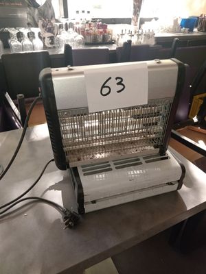 une machine posée sur une table sur laquelle est inscrit un chiffre