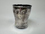 une coupe en argent posée sur une table