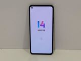 un gros plan d'un téléphone posé sur une table, avec un logo à l'écran