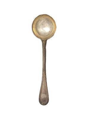 cuillère en argent avec un manche, sur fond blanc