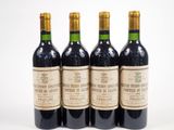 trois bouteilles de vin posées les unes à côté des autres sur une surface blanche