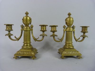 Paire de bougeoirs de table à deux branches en bronze ciselé…