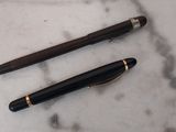 deux stylos posés sur une table en marbre