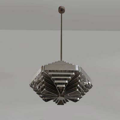 un gros plan d'une lampe suspendue au plafond d'une pièce