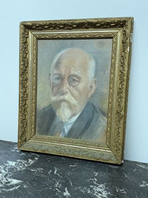 tableau représentant un vieil homme barbu et portant des lunettes, dans un cadre doré