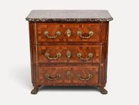 Petite commode en placage de palissandre marqueté, ouvrant p…