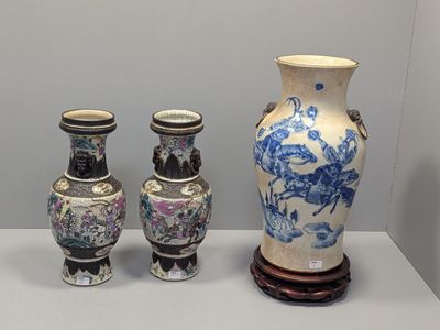 trois vases posés sur une table