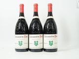 trois bouteilles de vin rouge posées sur une table blanche