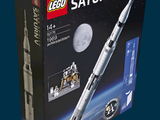 une boîte contenant une maquette de la fusée Saturn V