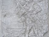 une image représentant un relief en pierre d'une femme tenant une fleur