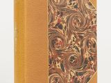 un livre marron avec un motif floral sur la couverture