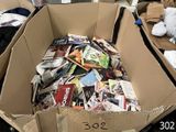 une boîte en carton remplie de magazines et de livres