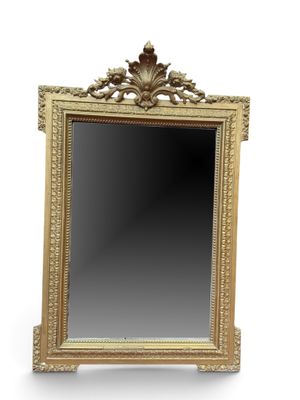 un miroir à cadre doré sur fond blanc, avec un fond blanc
