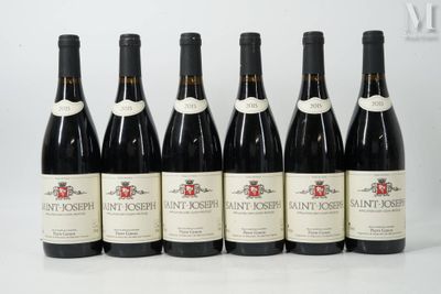 six bouteilles de vin sont alignées sur une table
