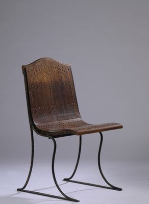 chaise en bois et en fer, avec une assise et un dossier en cuir