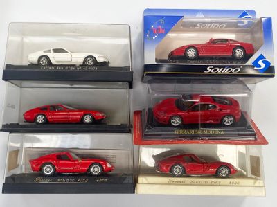 six petites voitures rouges et blanches dans une vitrine