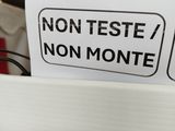 a sign that says non teste / non monte on it