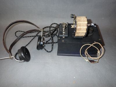 un téléphone à l'ancienne avec un casque posé sur une table