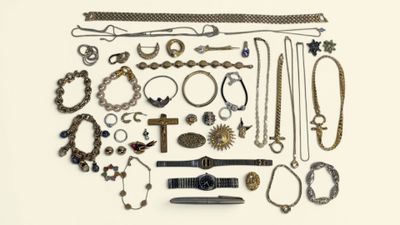 de nombreux types de colliers et de bracelets disposés sur une surface blanche