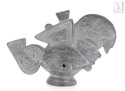 un vase gris surmonté d'un oiseau