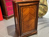 une petite commode en bois avec des tiroirs dans un magasin