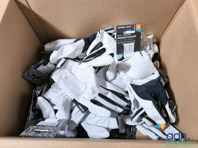 une boîte en carton remplie de gants et d'autres objets