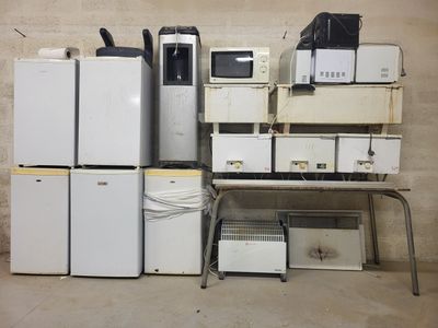 de nombreux appareils électroménagers empilés les uns sur les autres