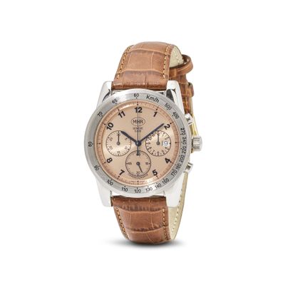 gros plan d'une montre sur fond blanc avec un bracelet marron