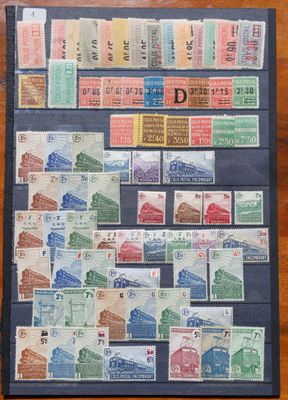 un gros plan sur une table sur laquelle sont posés plusieurs timbres