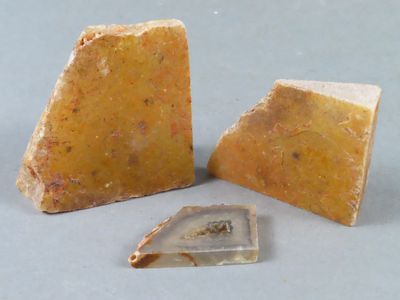 deux morceaux de savon posés l'un à côté de l'autre sur une table