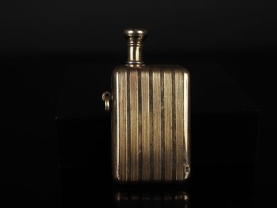 Briquet en argent doré, à décor de stries verticales. 5 x 2,…