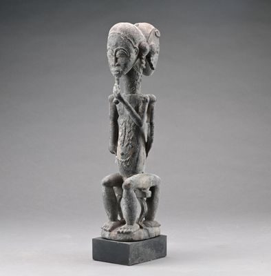 l'image d'une statue de femme assise sur un tabouret
