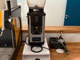 un mixeur posé sur un plan de travail, à côté d'une machine à café