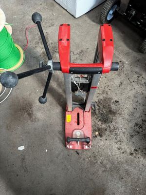 une machine rouge et noire sur laquelle est posée une bobine