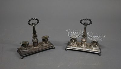 paire de bougeoirs anciens en métal argenté avec des supports en cristal